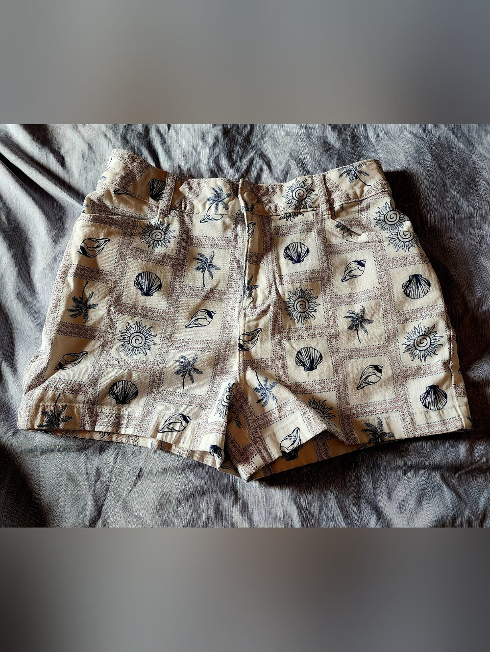 Bagatelle Collection Size 10 Womens Shorts With Beach Vibes Print.